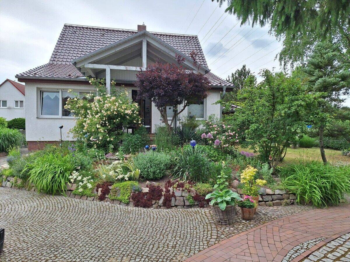 Saniertes und gepflegtes EFH mit großen Garten und Doppelgarage, in ruhiger Wohnlage, 13053 Berlin (Lichtenberg Hohenschönhausen)