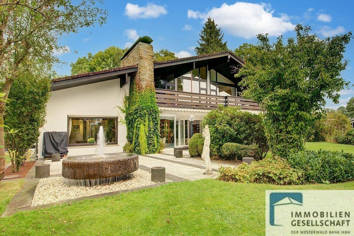 Anmutiges Villenanwesen im Bungalowstil mit parkähnlichem Grundstück inmitten der Stadt Altenkirchen, 57610 Altenkirchen (Westerwald)