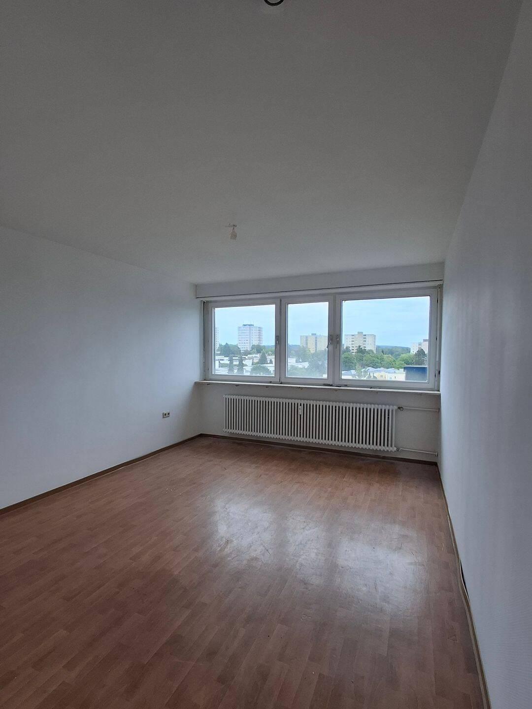 Modernes 3-Zimmer-Apartment mit verglastem Balkon und toller Aussicht, 66121 Saarbrücken