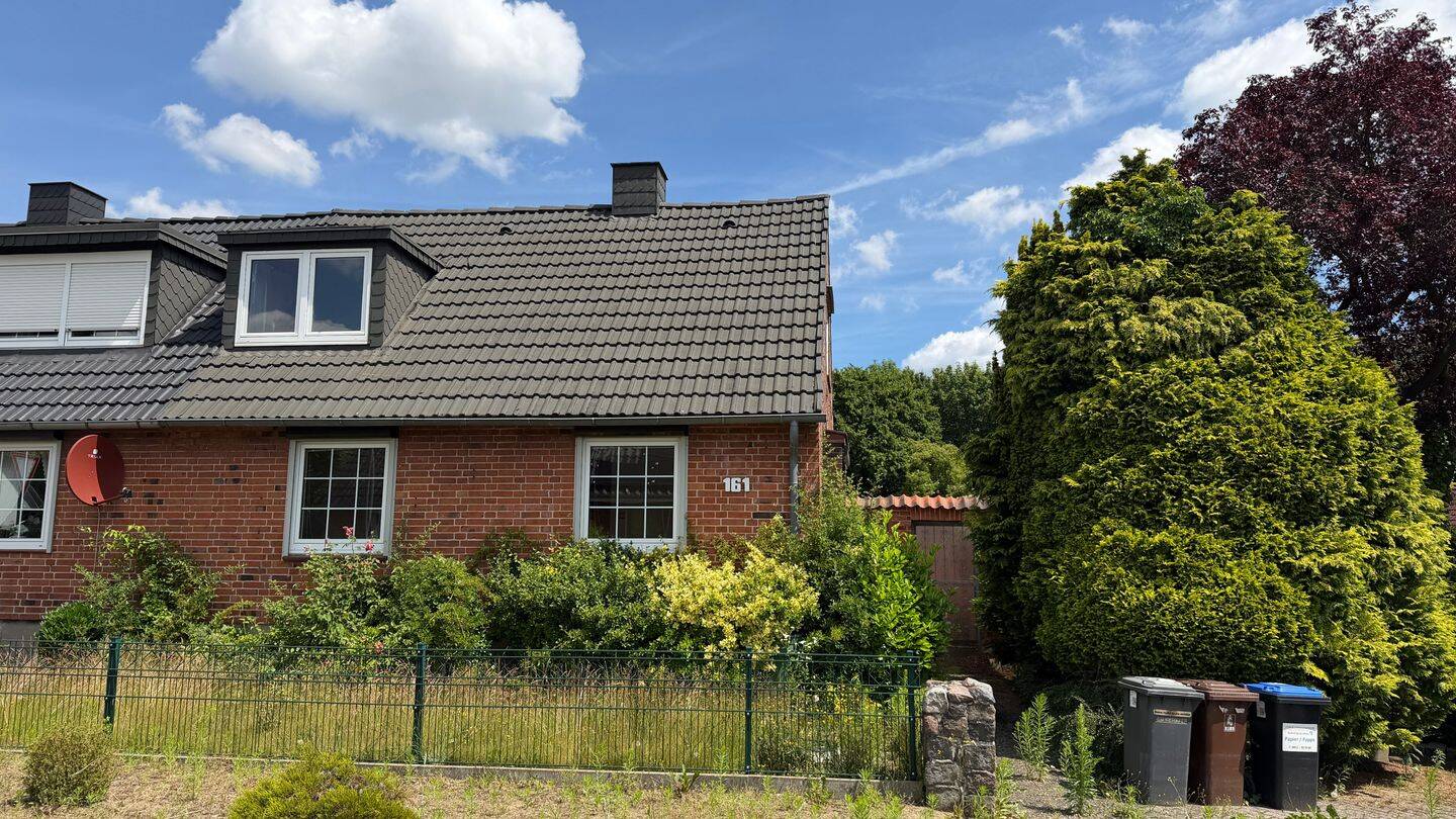Doppelhaushälfte auf großem Erbbaugrundstück in Lübeck-St. Lorenz-Nord – sanierungsbedürftig mit viel Potenzial, 23556 Lübeck (Buntekuh Sankt Lorenz Nord Sankt Lorenz Süd)