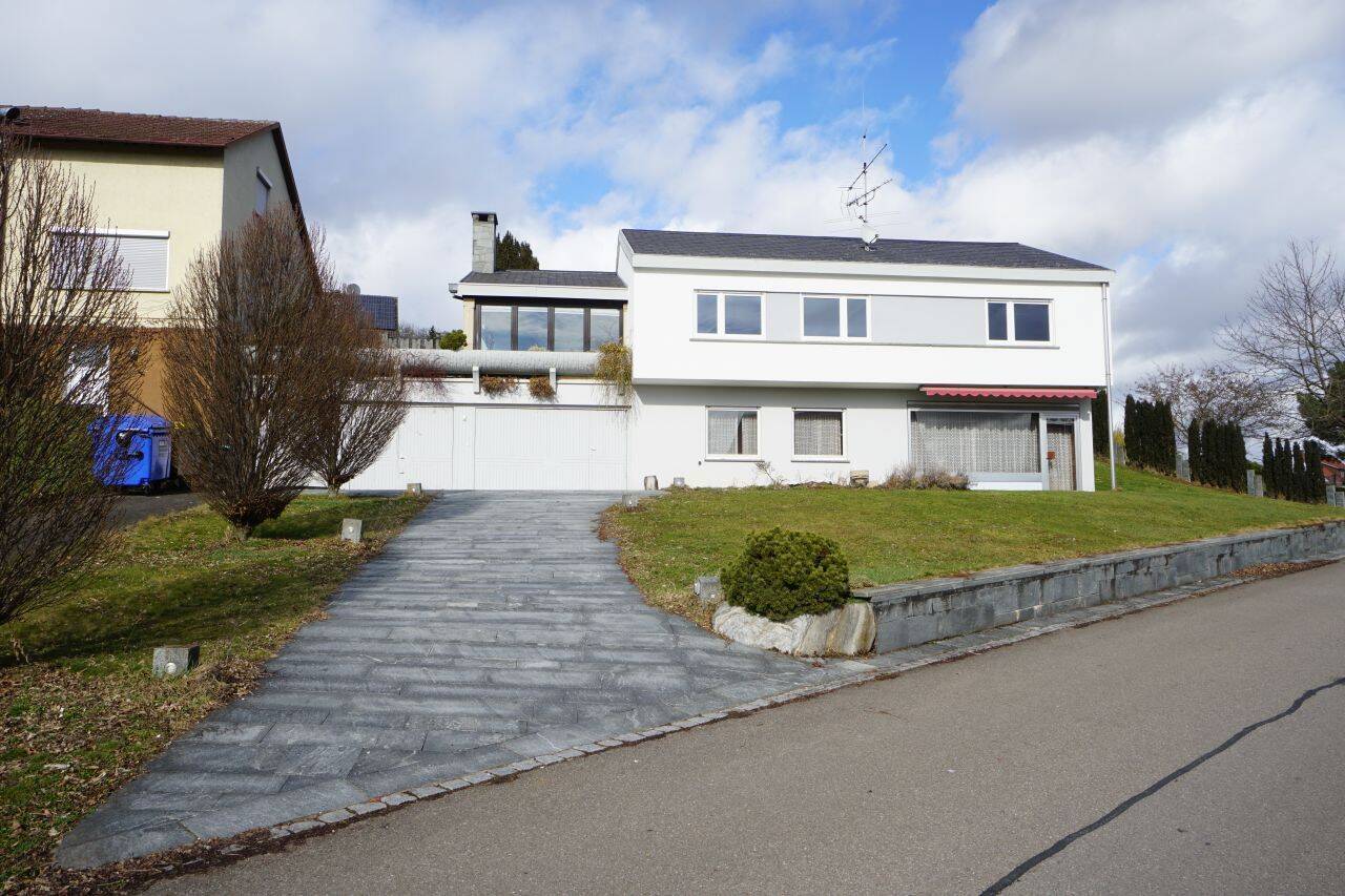 Freistehendes, geräumiges Einfamilienhaus mit 2 Garagen und PKW-Stellplatz, 72124 Pliezhausen