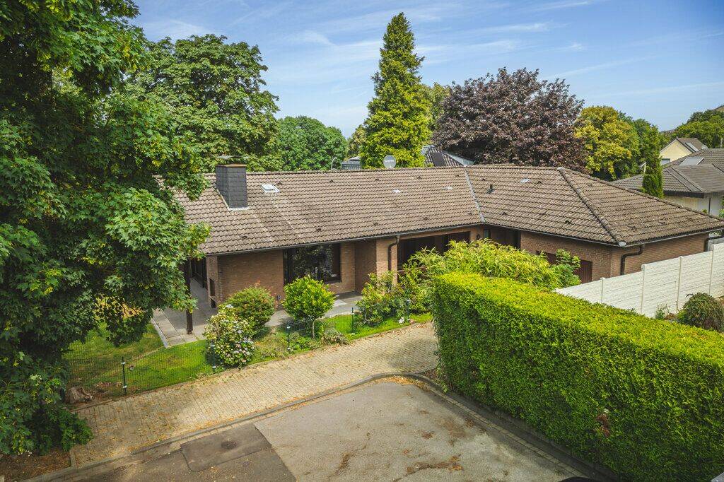 Bezugsfreier Bungalow mit traumhaftem Grundstück und Garage in Aldenhoven-Siersdorf, 52457 Aldenhoven