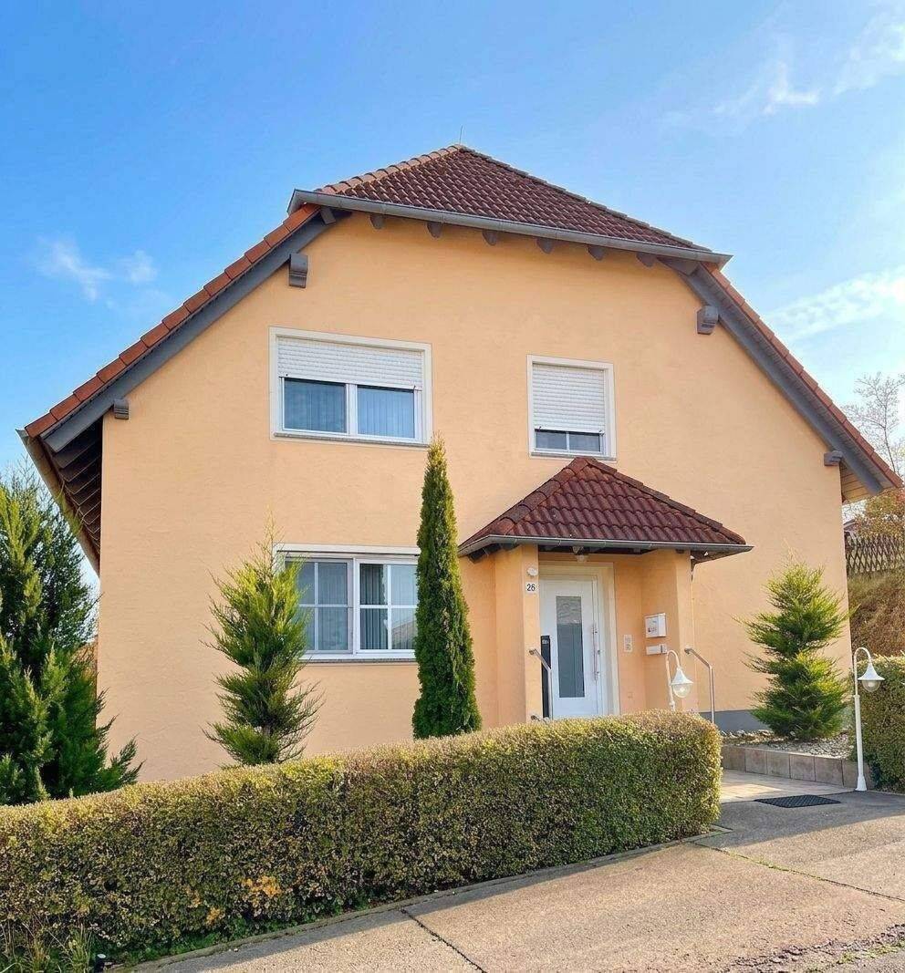 Gepflegtes Zweifamilienhaus mit sechs Stellplätzen in Markt Taschendorf. Bereits aufgeteilt in zwei Wohnungen, 91480 Markt Taschendorf