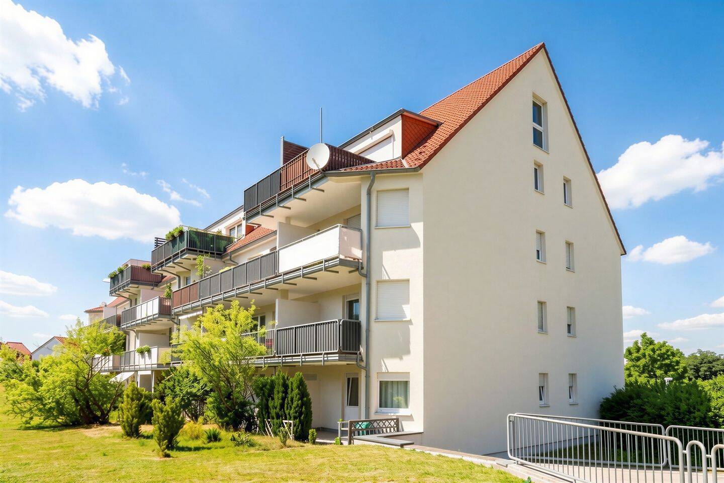 +++ Über den Dächern von Radeburg! Lichtdurchfluteter Maisonette-Traum mit Balkon und Fernblick! +++, 1471 Radeburg