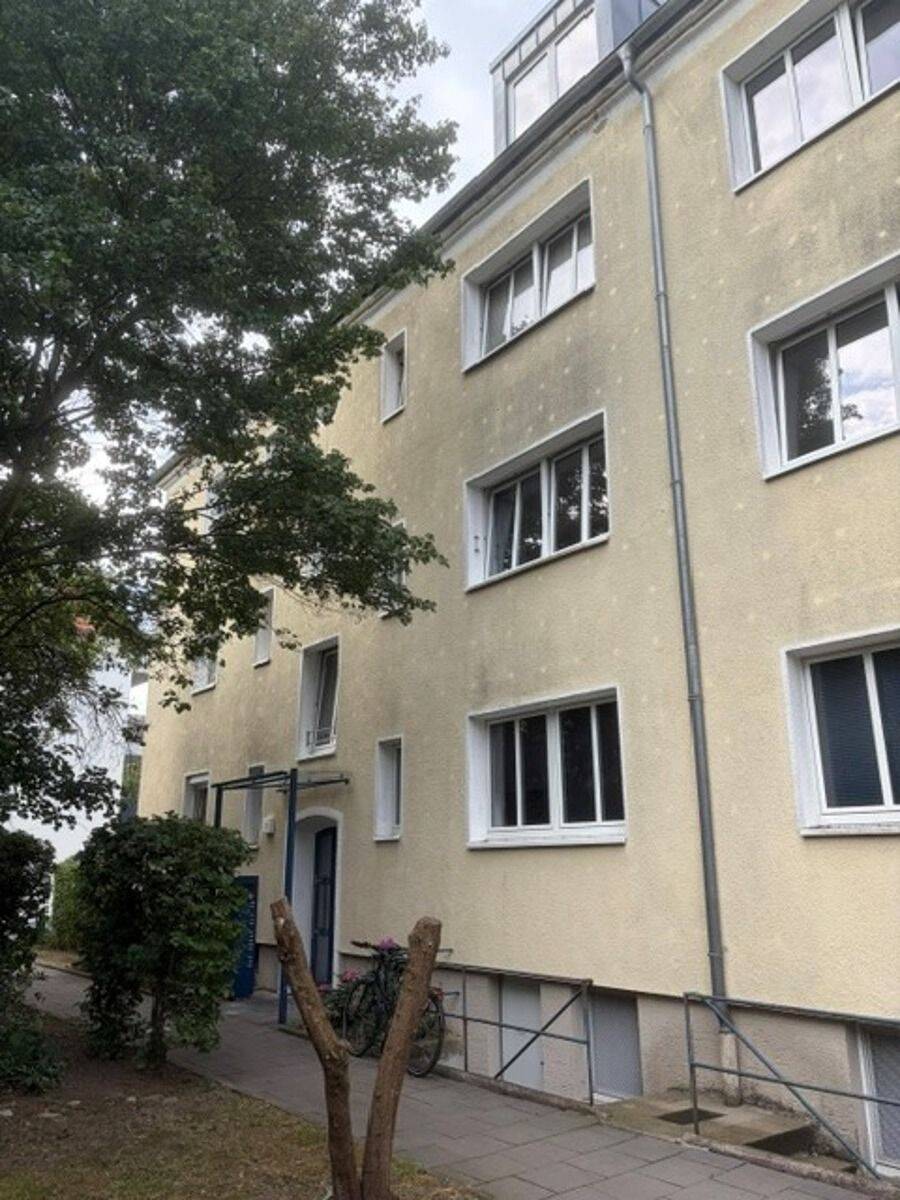 Kreative Leute aufgepasst, hübsches kleines Dachgeschoß mit kleiner Loggia offen!, 1237 Dresden