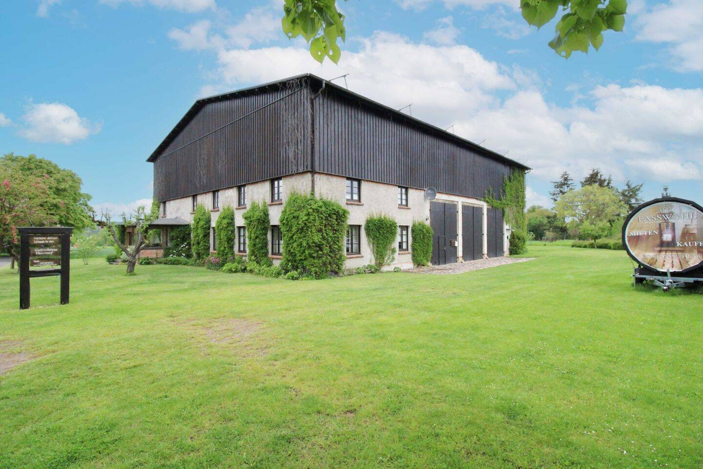 Ostseenahe Investitionschance: Erfolgreiches Ferienwohnungsensemble in historischer Gutsscheune, 23936 Warnow