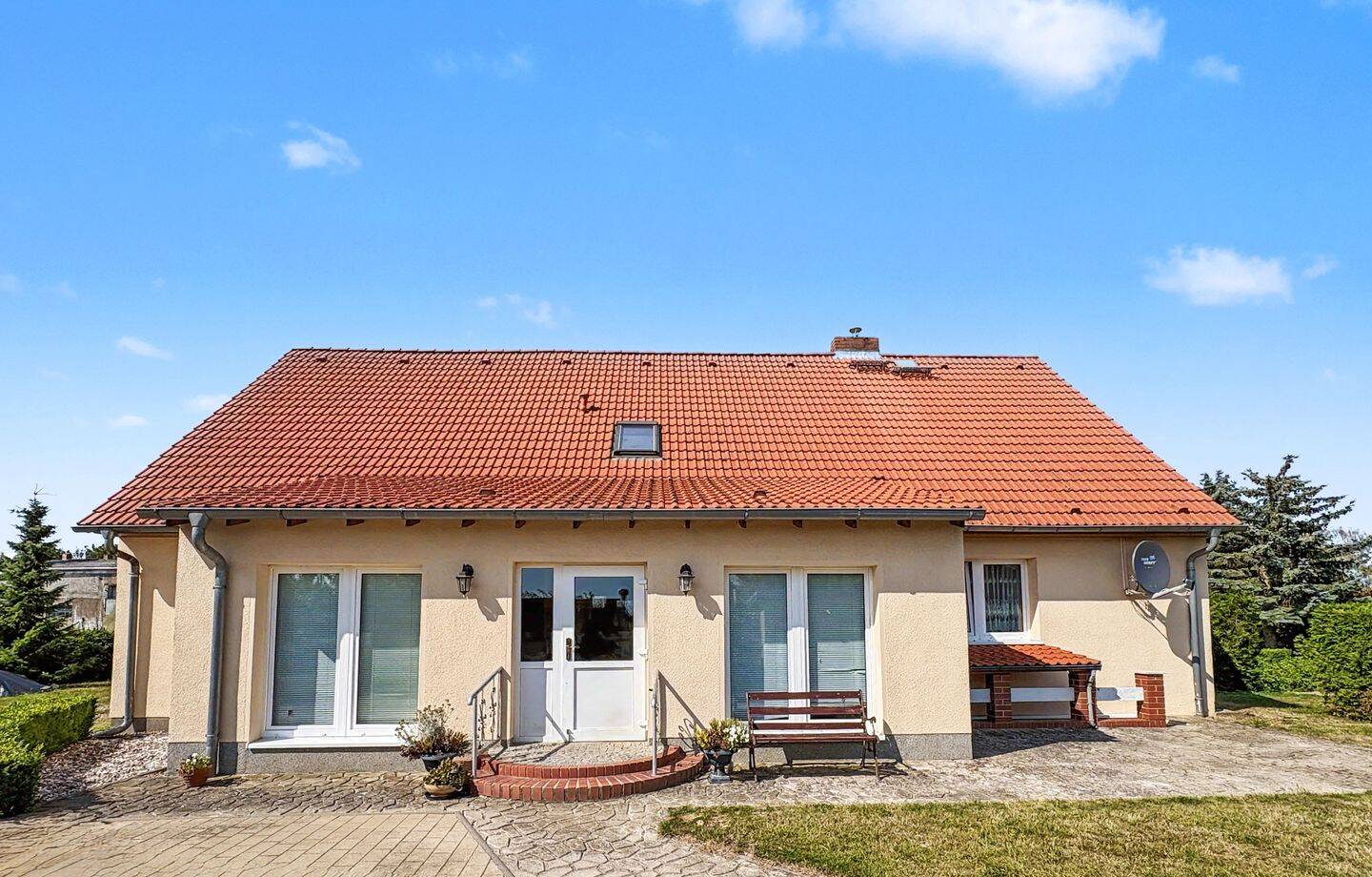 Großzügiges Einfamilienhaus mit Einliegerwohnung in Brunn Dahlen auf ca. 4.750 m² Traumgrundstück, 17039 Brunn