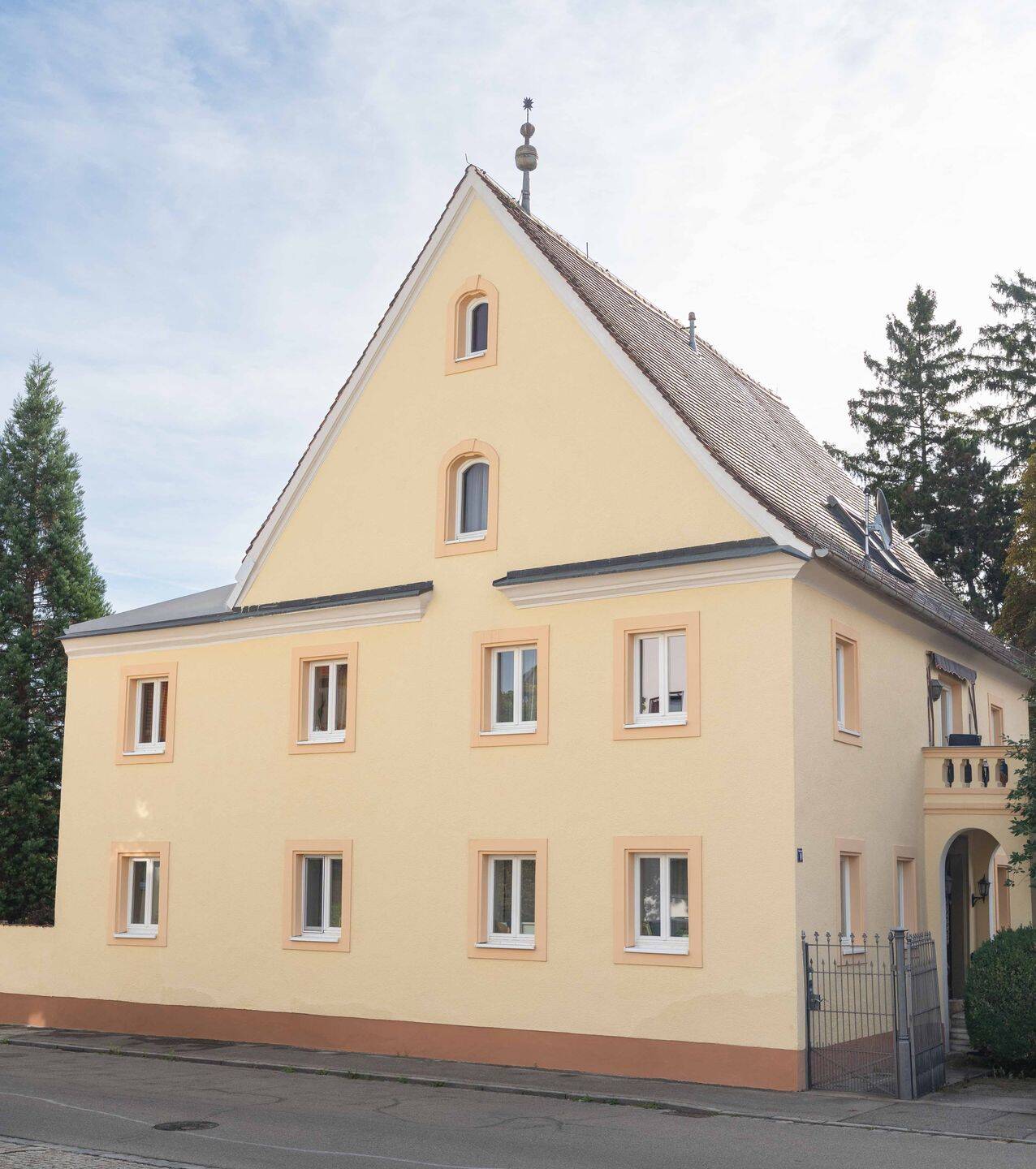 gehobenes Mehrfamilienhaus – mit großem parkähnlichen Garten – ehemaliger Fürstensitz, 86732 Oettingen i. Bay.