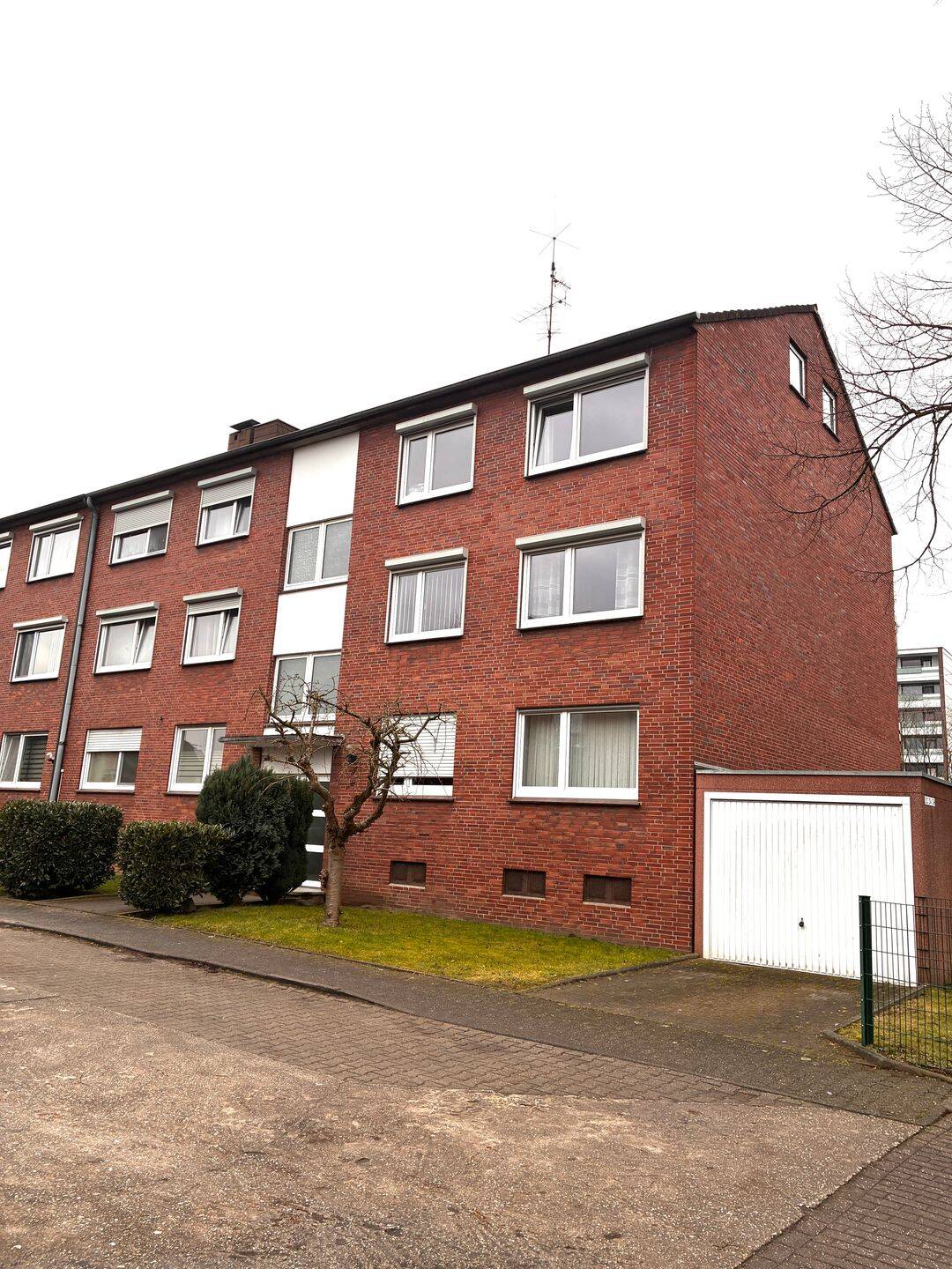 Solides Mehrfamilienhaus mit sechs Wohneinheiten, Garagen und Entwicklungspotenzial aufgeteilt nach WEG, 46284 Dorsten