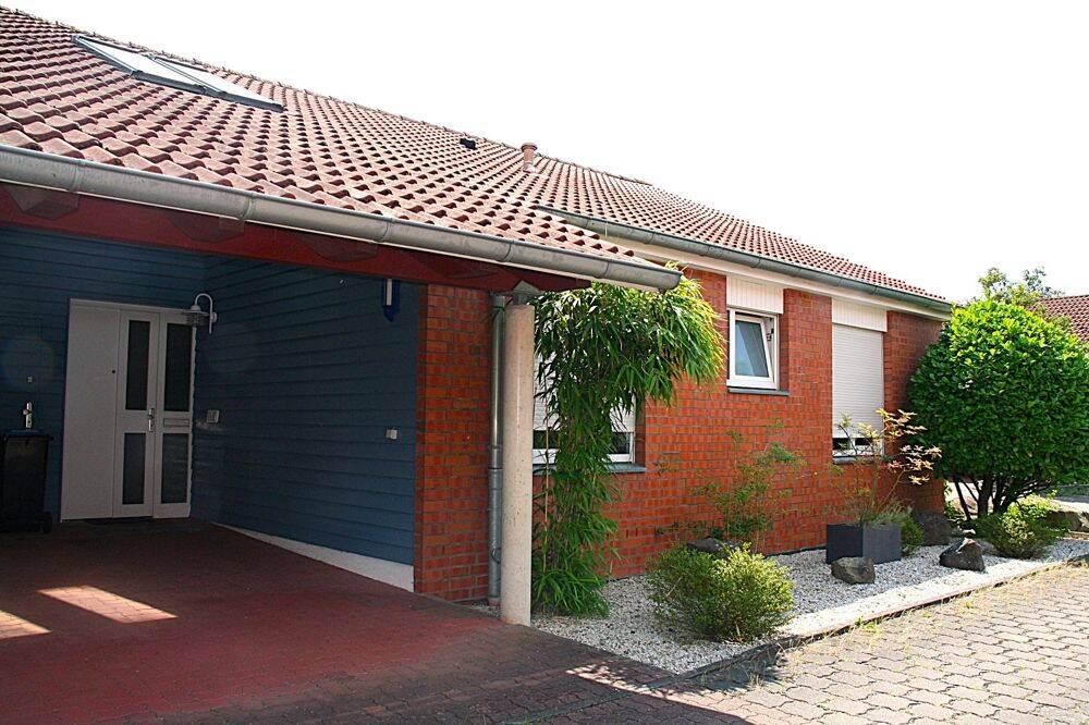Wohnkomfort auf einer Ebene – Gartenhofhaus Grasdorf mit Garten und Carport, 30880 Laatzen