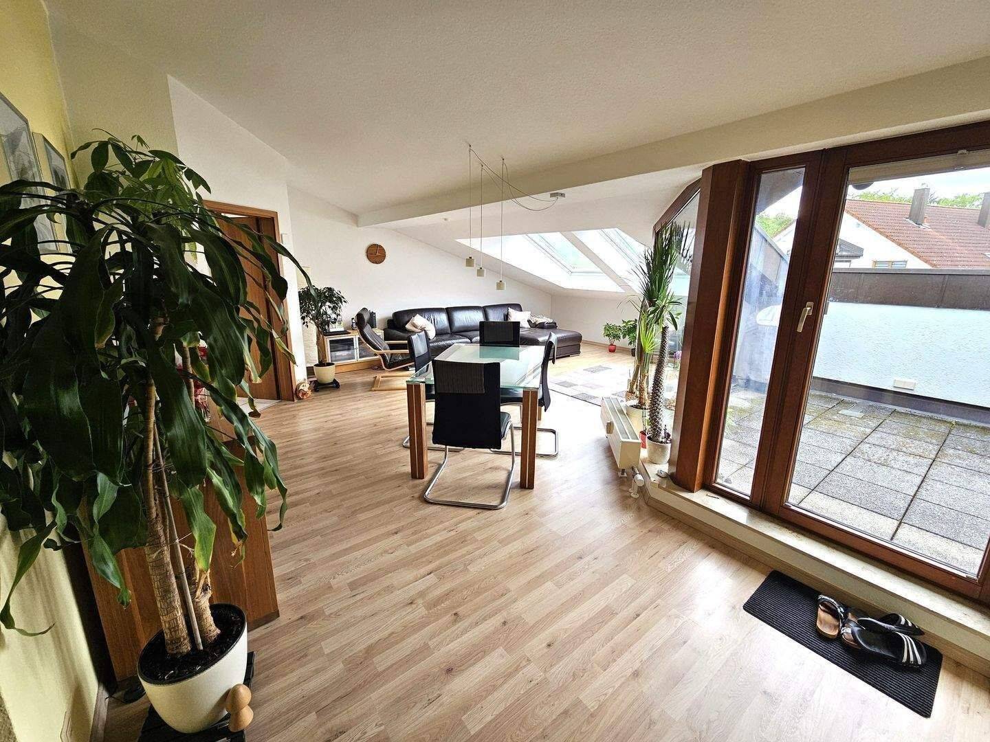 Lichtdurchflutete Wohnung mit traumhaftem Ausblick, 71287 Weissach