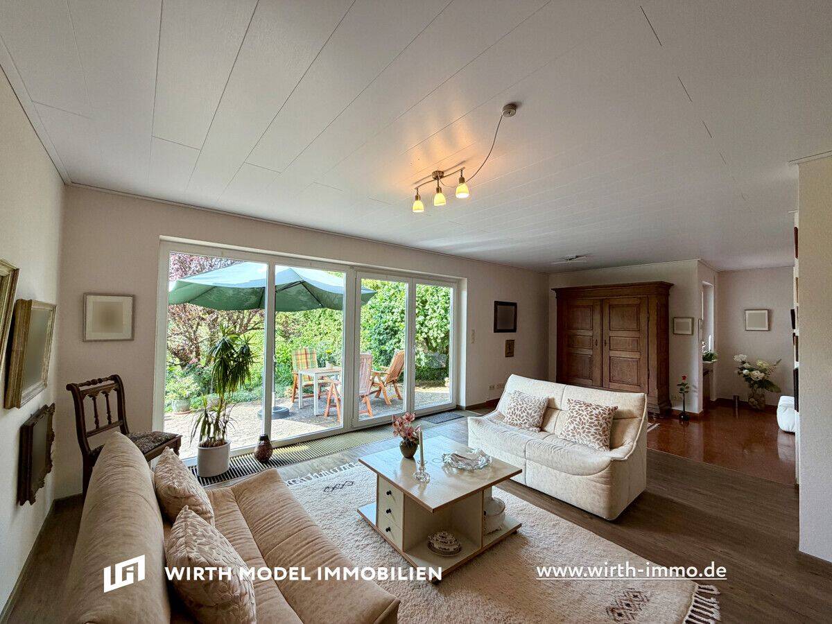 Großzügiges Einfamilienhaus mit Garage, Garten und Fernblick in Üchtelhausen-Zell, 97532 Üchtelhausen