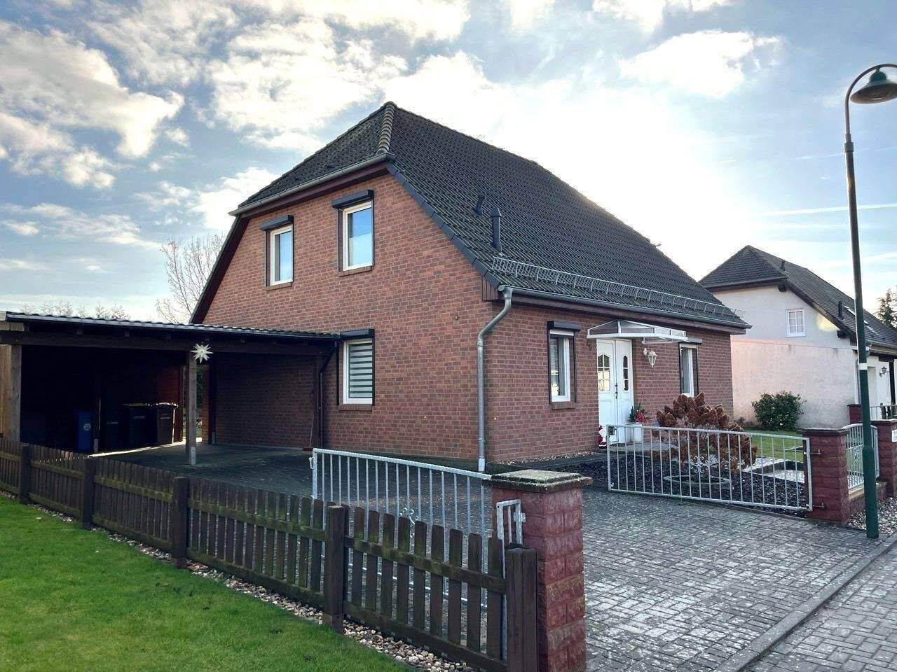Großzügiges Einfamilienhaus mit Doppelcarport, 39576 Stendal