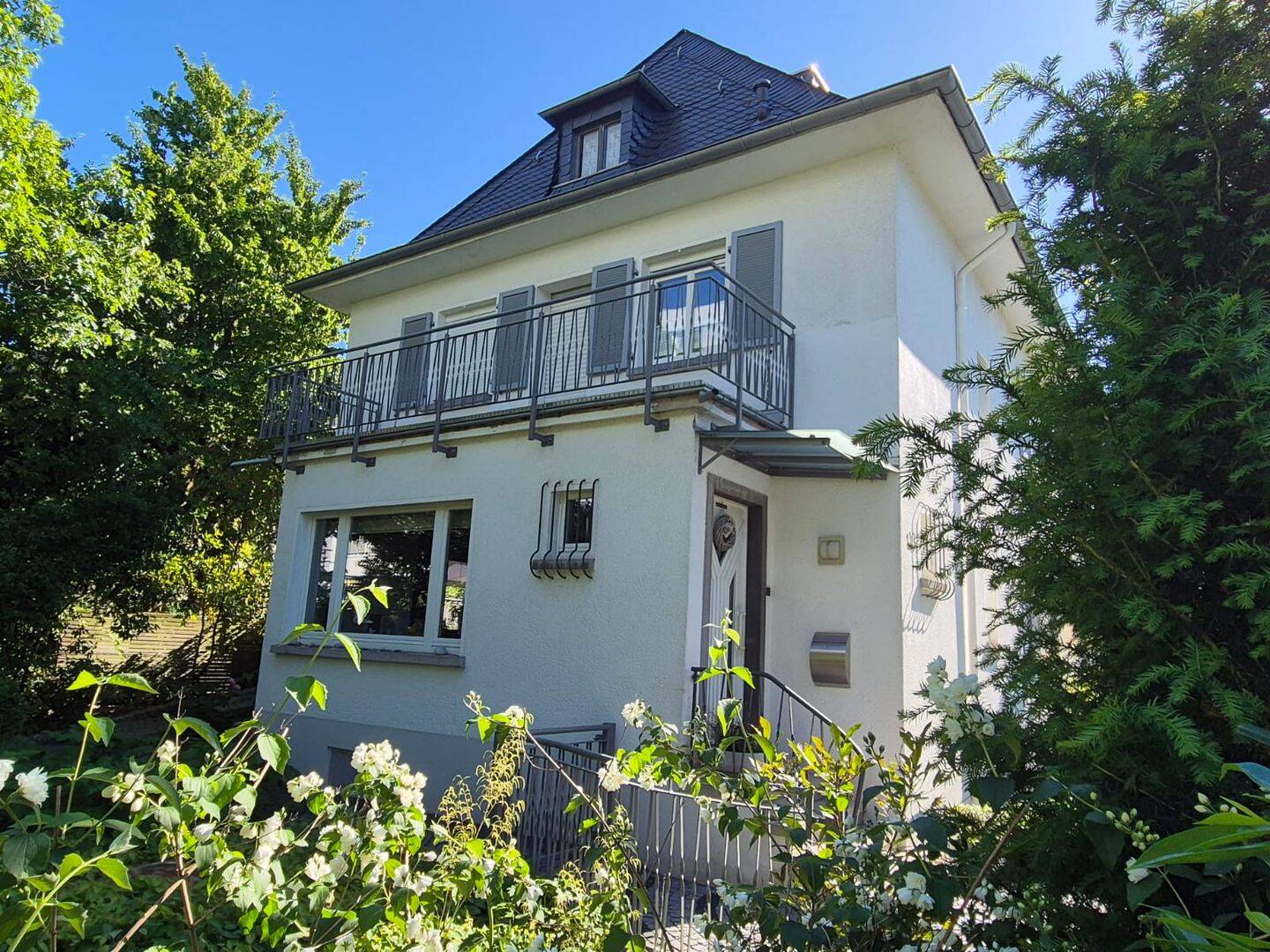 Freistehendes modernisiertes Einfamilienhaus mit Garage in zentraler Wohnlage, 56112 Lahnstein