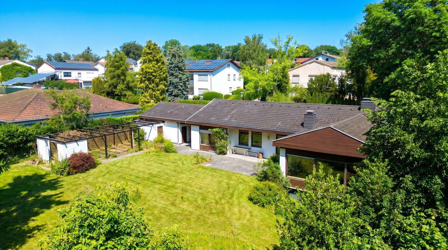 KL-Betzenberg: Attraktiver Bungalow m. Doppelgarage u. großem, uneinsehbarem Eigentumsgrundstück, 67663 Kaiserslautern (Innenstadt)