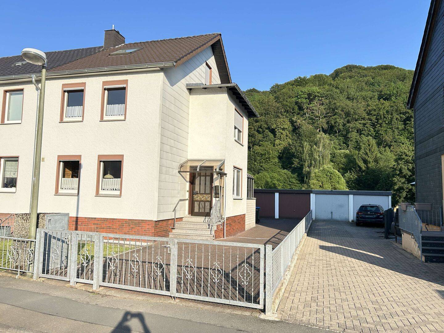 Gepflegtes Einfamilienhaus mit großem Garten, Doppelgarage und ausgebautem Spitzboden in Marsberg, 34431 Marsberg