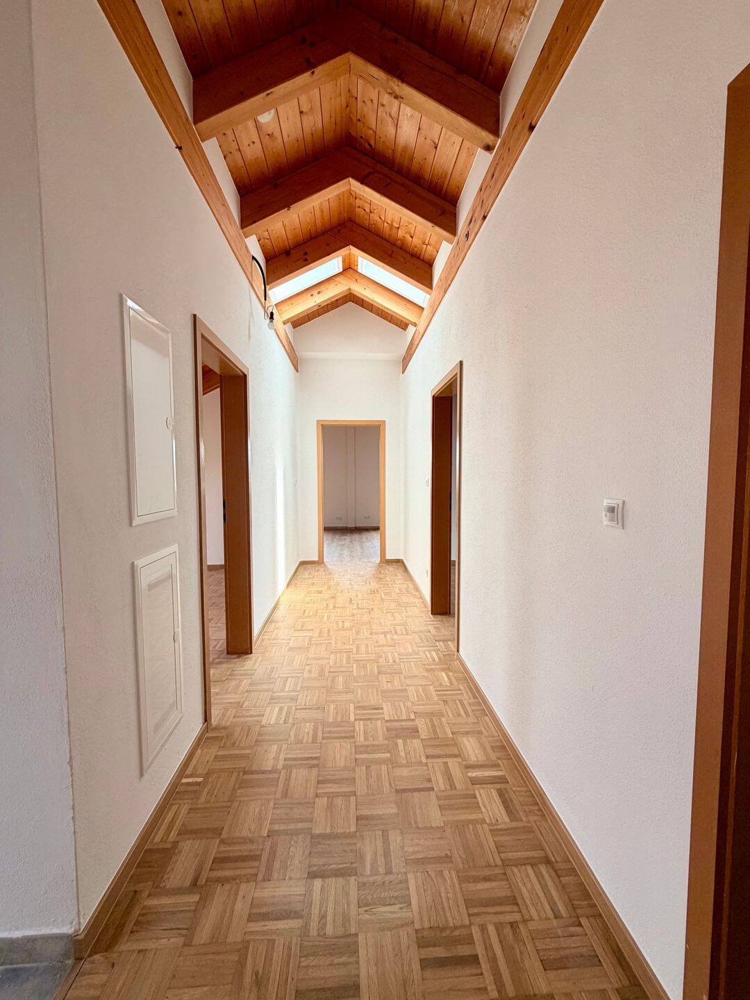 4-Zimmer-Dachgeschosswohnung mit 2 Balkonen – Nahe Salzburg, 83404 Ainring