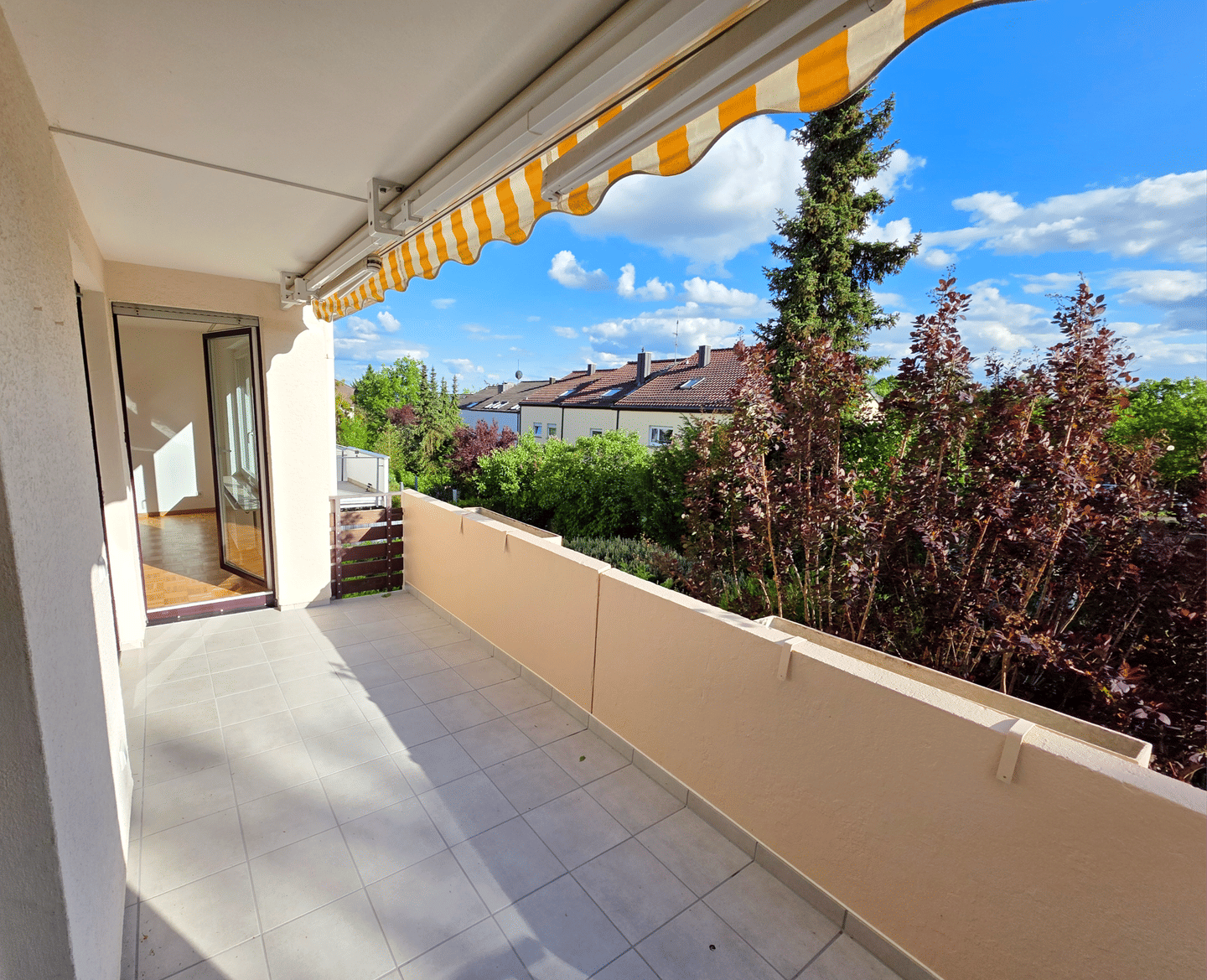 Großzügige 3,5-Zi-Wohnung mit Südbalkon + Garage, 70599 Stuttgart