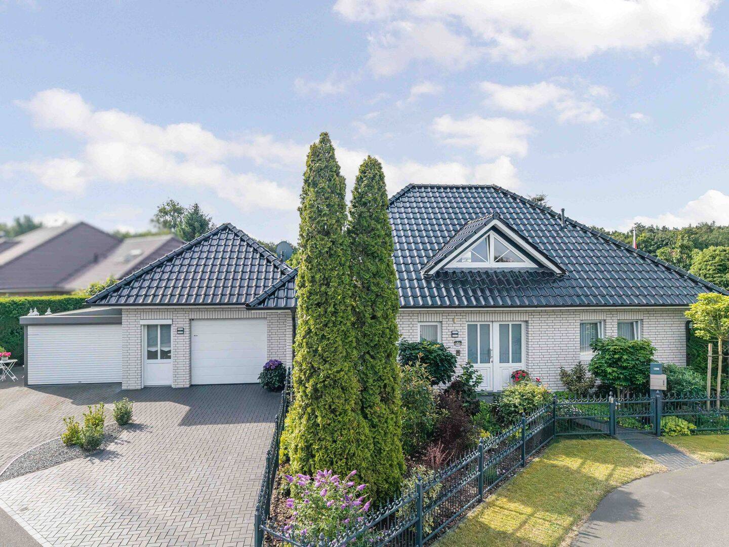 Hochwertiges Einfamilienhaus mit Wintergarten, Kamin und traumhaftem Garten in ruhiger Wohnlage von Walchum, 26907 Walchum