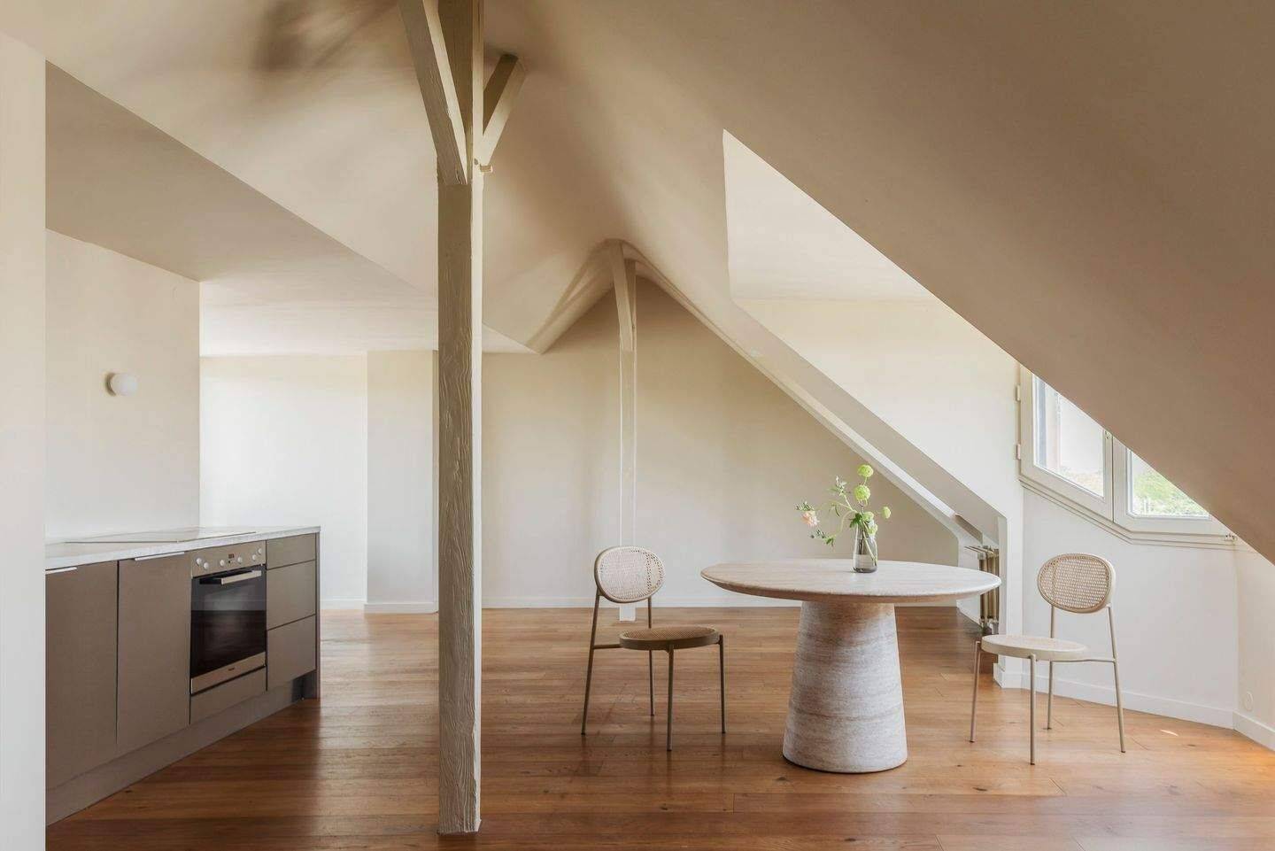 Stilvoll renovierte Dachgeschoss-Maisonette mit sonniger Dachterrasse