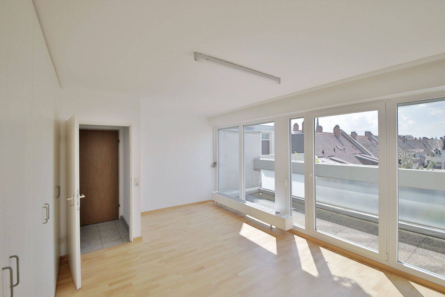 Modernisierte 2-Zimmer-Wohnung mit zwei Balkonen, Weitblick über Karlsruhe & sanierter Wohnanlage, 76131 Karlsruhe