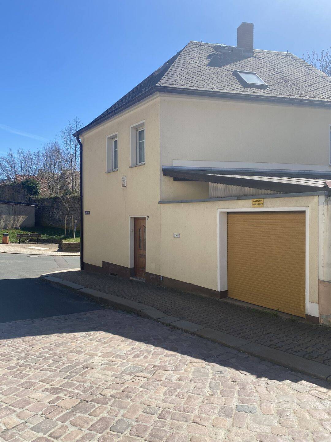 Eckhaus mit Garage: 5 Zimmer zum Top-Preis – Modernisieren & Einziehen, 4741 Roßwein