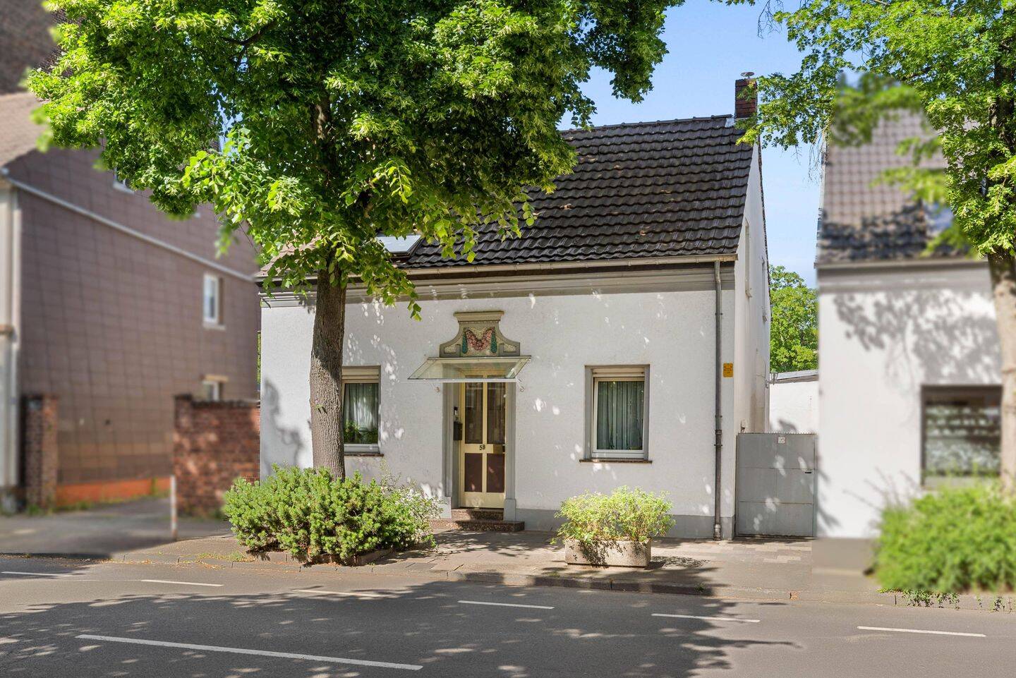 Seltene Gelegenheit: Einfamilienhaus mit Entwicklungspotenzial auf großzügigem Grundstück, 40549 Düsseldorf (Heerdt Oberkassel)