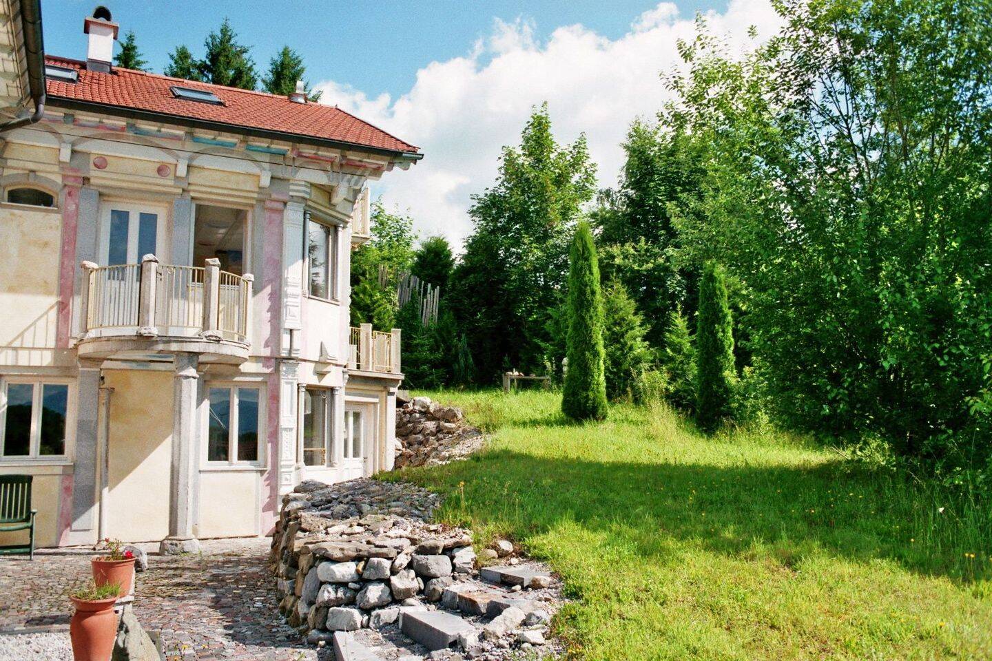 Wohnen im Künstlerhaus, 2 ZKB-Wohnung, Südbalkon, Garten, Gartenhaus, Terrasse – Erdgeschoß, Obergeschoß – Bernbeuren/Schongau-München, 86975 Bernbeuren