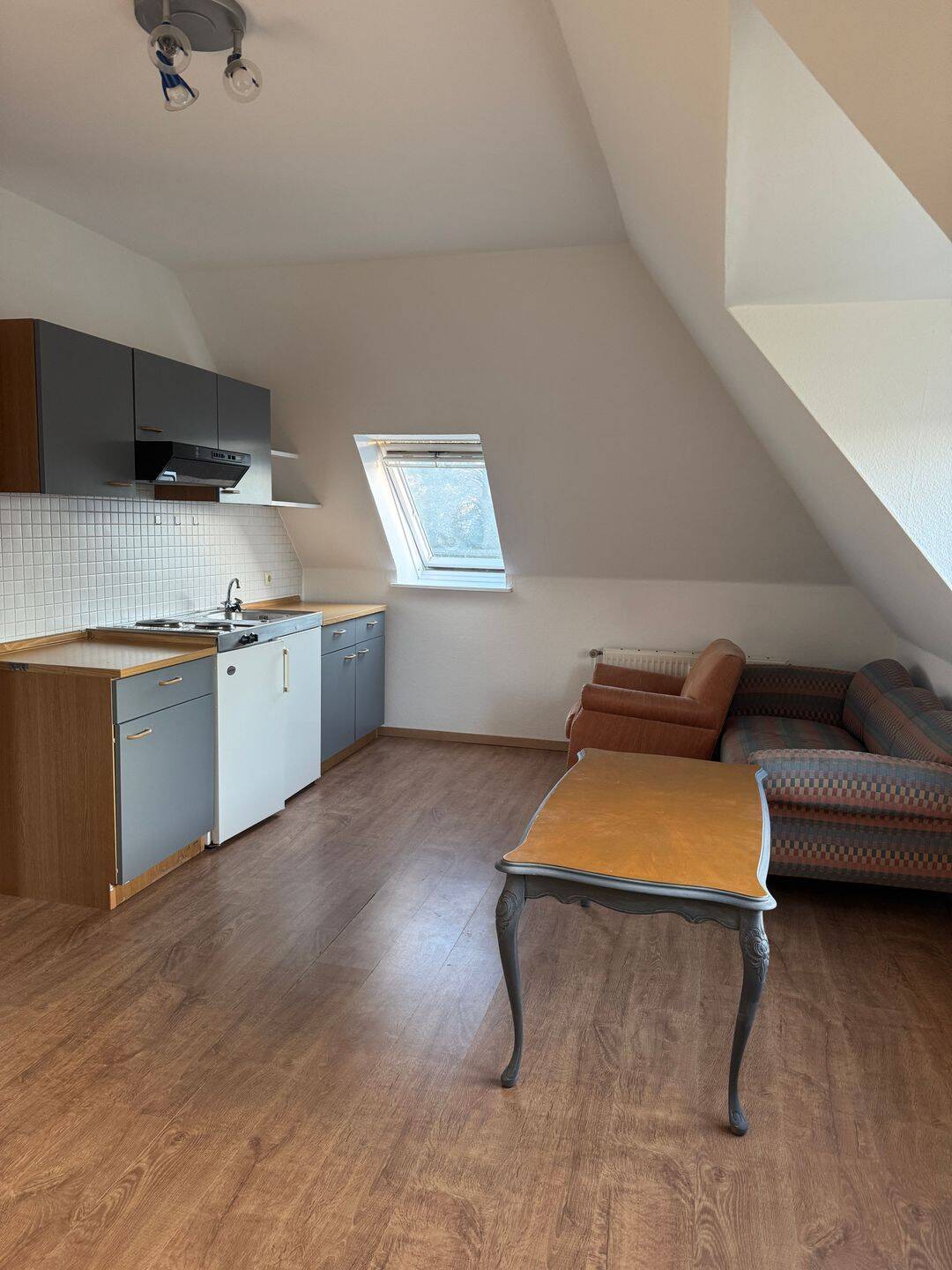 Kleine Einzimmerwohnung im Dachgeschoss, ruhige Lage, 24321 Klamp