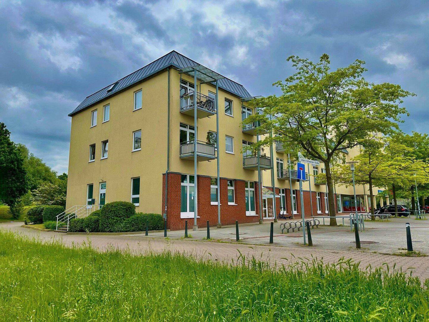 Helle 2-Raum-Wohnung mit Fahrstuhl, Tiefgarage und Parkblick, 18147 Rostock