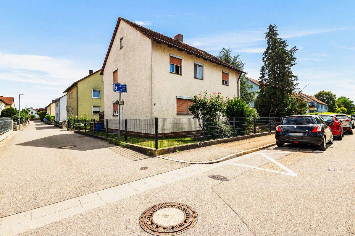 Attraktives Entwicklungsobjekt – Sanierungsbedürftiges Zweifamilienhaus mit Erweiterungspotenzial, 93073 Neutraubling