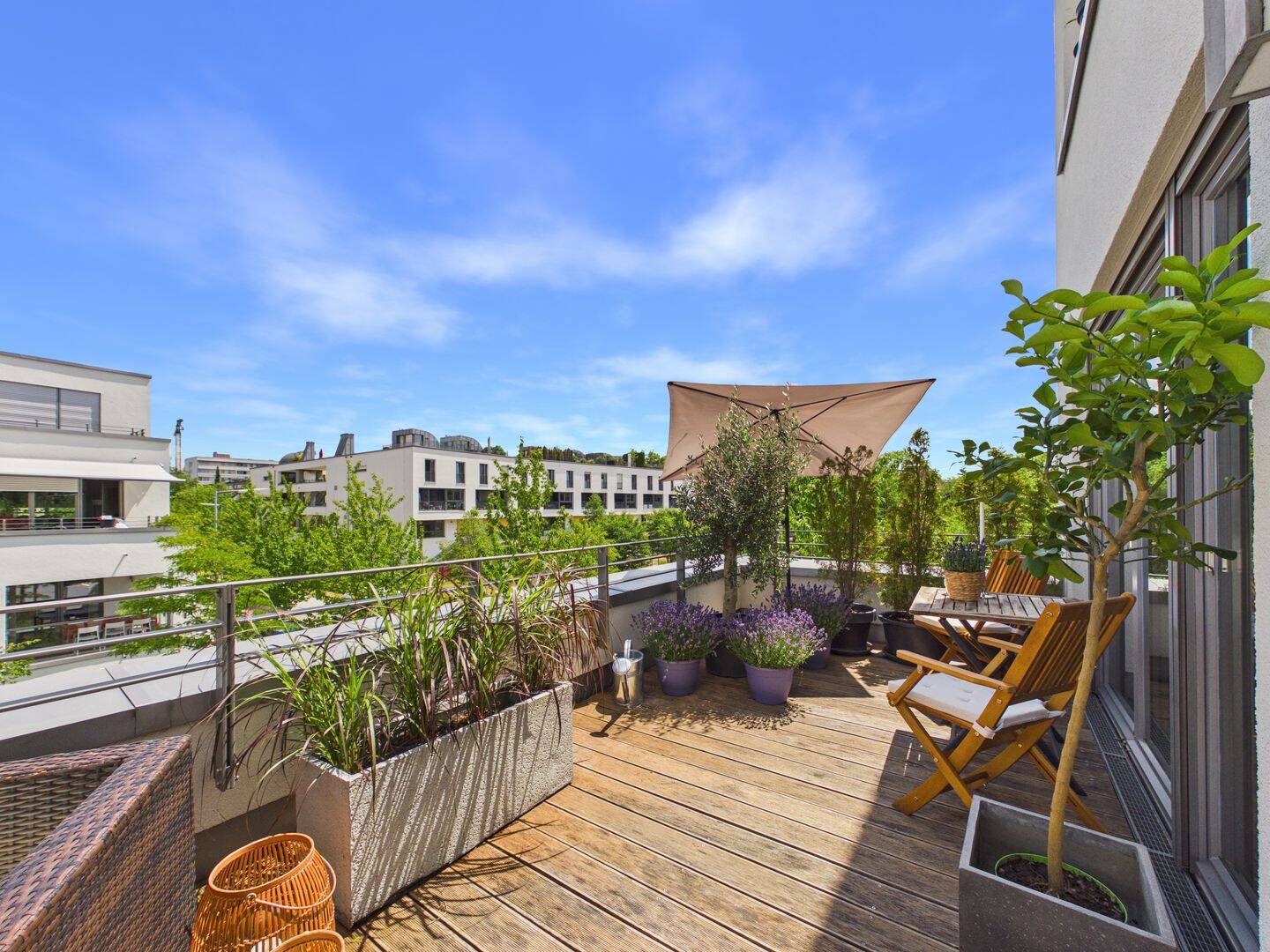 SITULI: Exklusives Indoor-Outdoor-Living in Schwabing mit Dachterrasse und Loggia