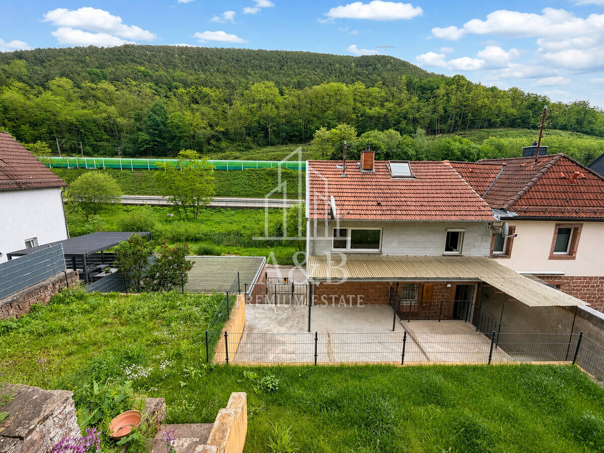 ** Saniertes Zweifamilienhaus mit Garten – ideal für Familien und Rendite **, 67468 Frankeneck