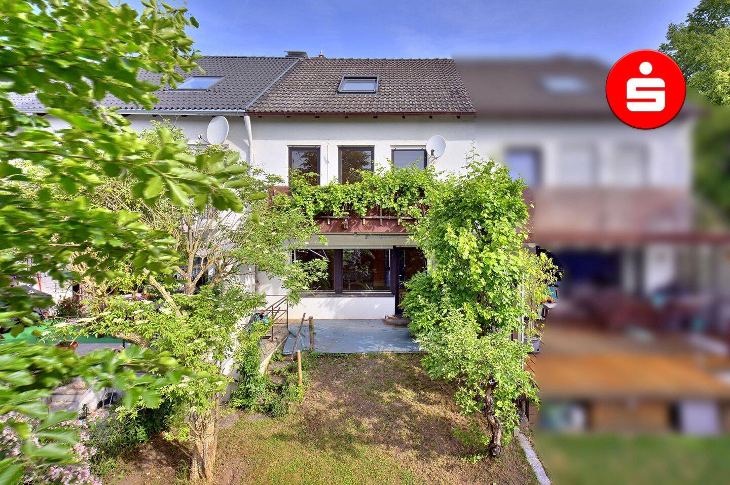 Solides Reihenmittelhaus mit ausgebautem Dachgeschoss und sonnigem Garten in Stein, 90547 Stein
