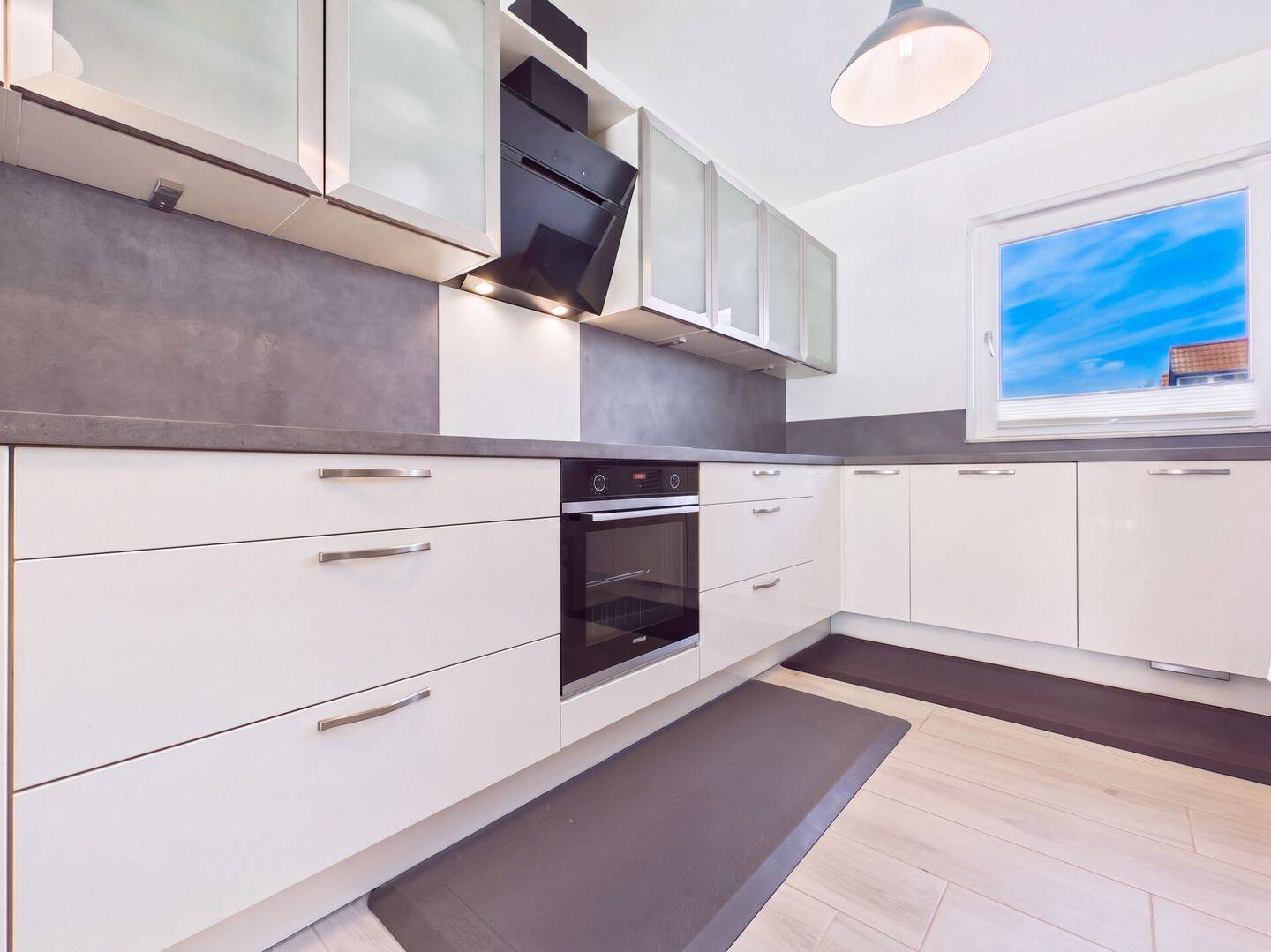 Modernes Reihenmittelhaus in Frankfurt am Main – Kalbach | Einbauküche, Garten, Stellplatz, 60437 Frankfurt am Main