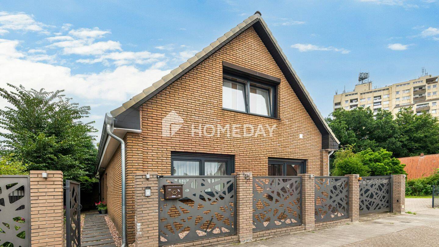 Einfamilienhaus mit zwei Wohneinheiten und großem Grundstück mit Baulandreserve, 27753 Delmenhorst (Bungerhof Deichhorst Dwoberg/Ströhen Mitte)