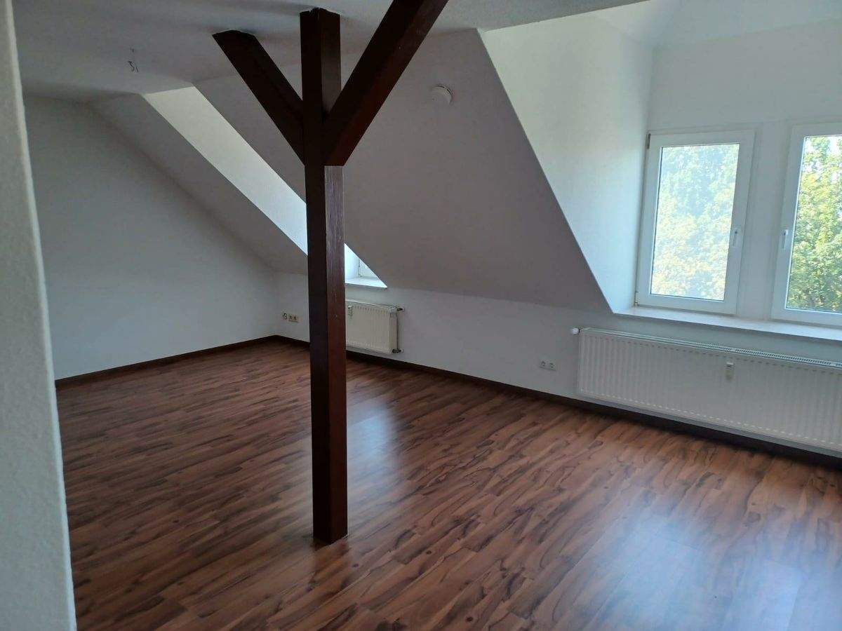 Tolle Dachgeschosswohnung mit Maisonette in grüner Lage mit Terrasse+Stellplatz, 4600 Altenburg