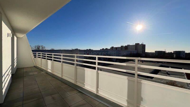 Großer West-Balkon mit unverbautem Blick., 12619 Berlin (Marzahn-Hellersdorf Hellersdorf Kaulsdorf)