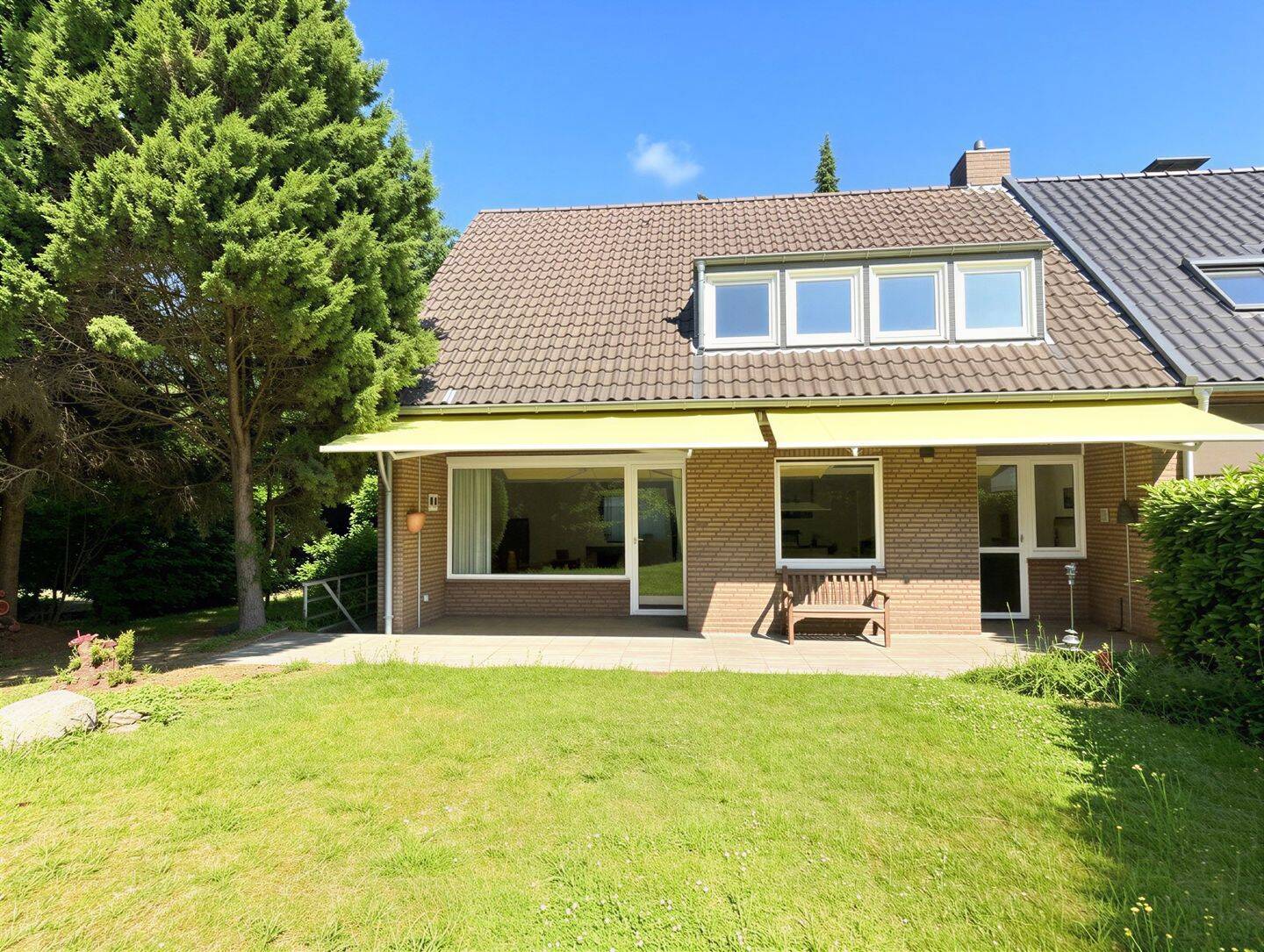 Eckhaus mit großem Garten in beliebter Wohnlage, 41464 Neuss