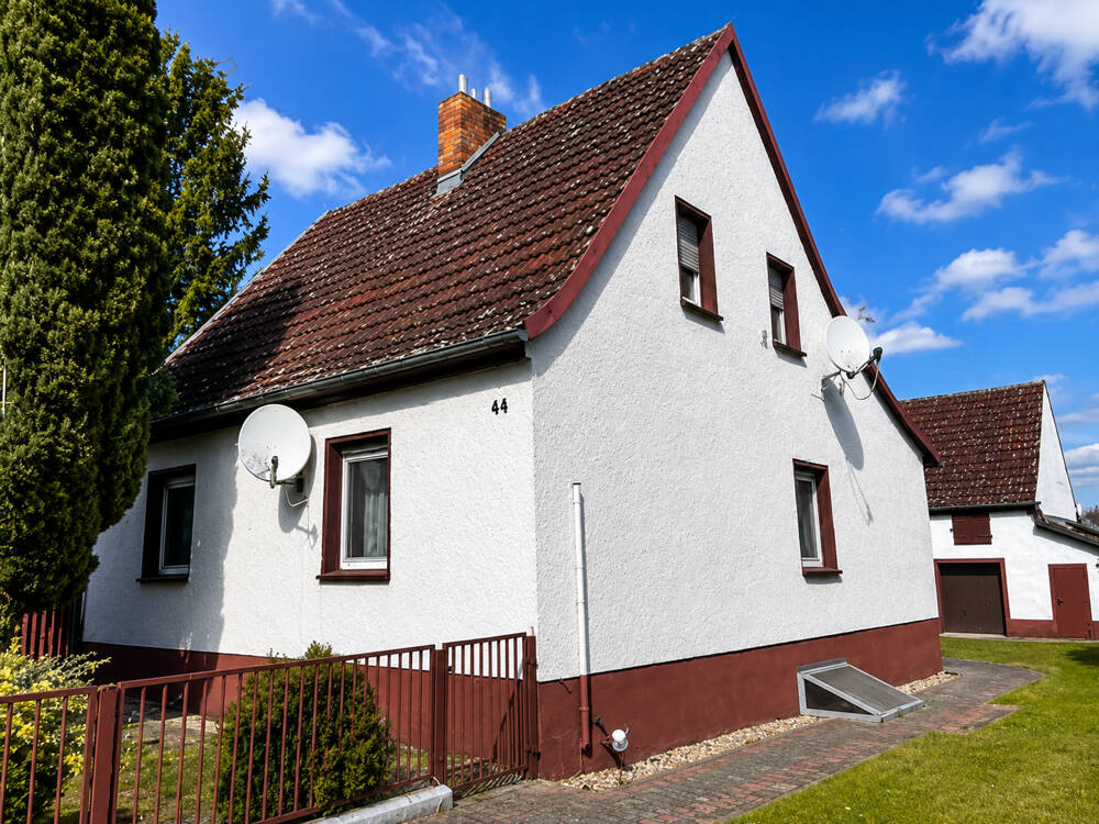 Einfamilienhaus in Wiesenau: Veranda, Keller, 2 Garagen, 15295 Wiesenau