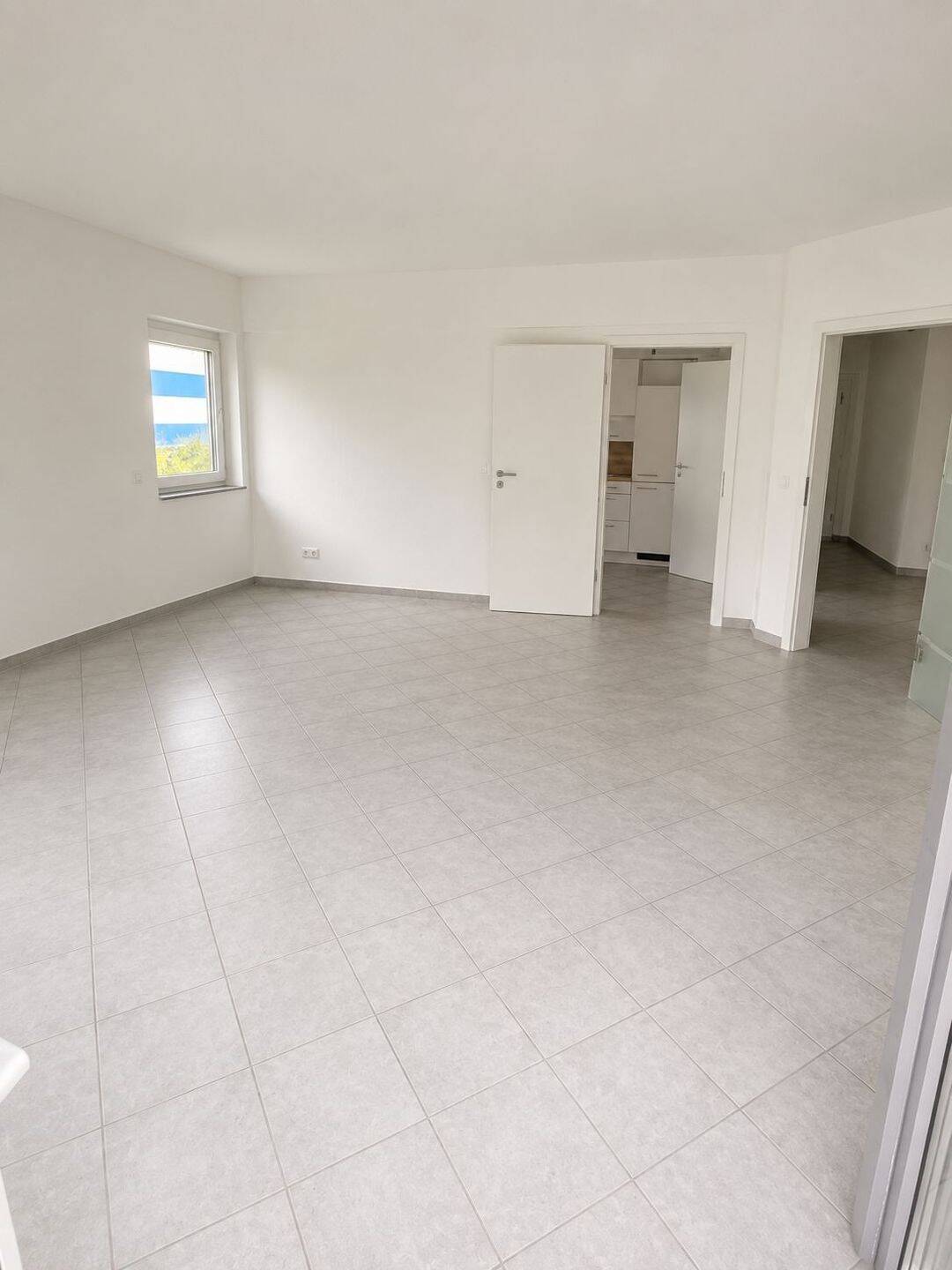 Helle 2-Zimmer-Wohnung mit großer Terrasse, Einbauküche, Fußbodenheizung und viel Stauraum in Taunusstein-Neuhof, 65232 Taunusstein