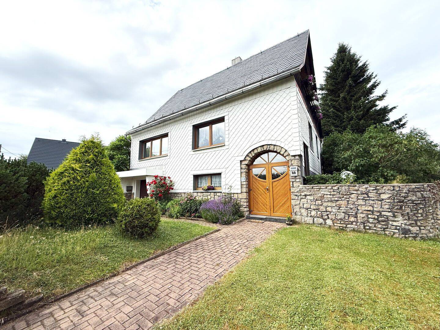 Sehr gepflegtes Einfamilienhaus mit Balkon und großen Garten, 98724 Neuhaus am Rennweg