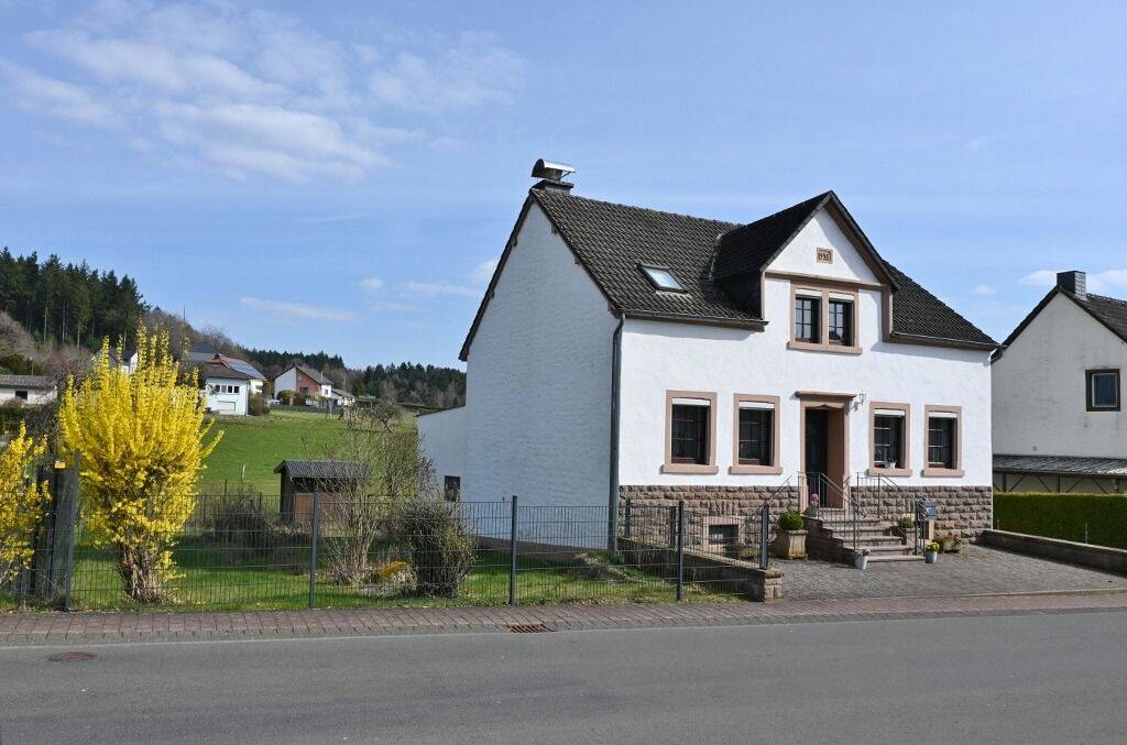 **Gemütliches Eifelhaus mit Nebengebäuden**, 54597 Neuheilenbach