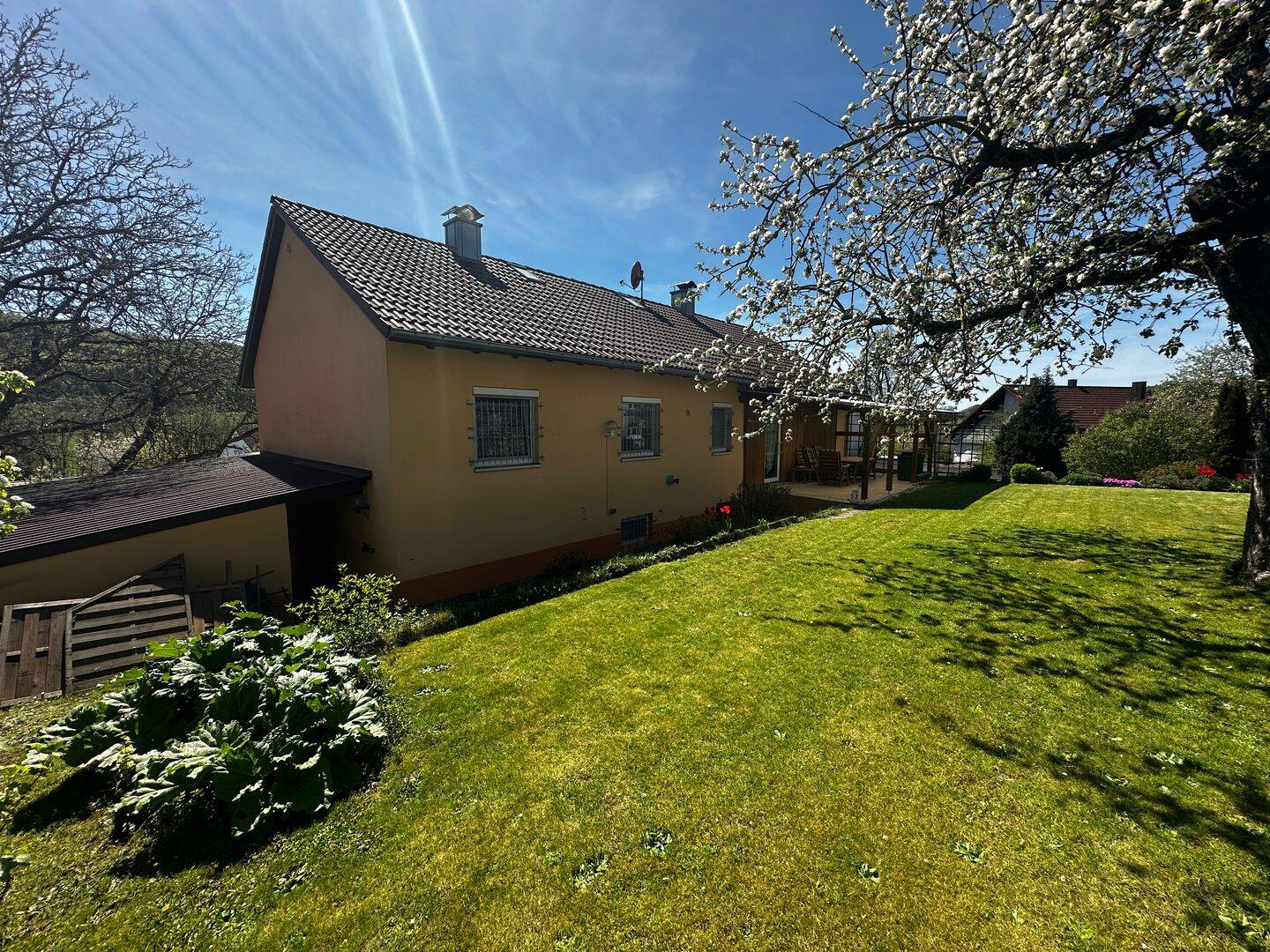Modernisiertes Familienhaus mit traumhaften Garten, überdachter Terrasse und zwei Garagen, 92348 Berg b. Neumarkt i.d. OPf. (Berg)