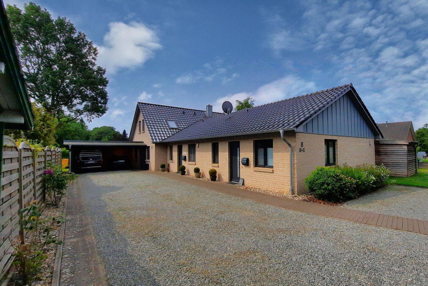 Hochmodern und vielfältig in der Nutzungsmöglichkeit: Wohnhaus mit drei Wohneinheiten in TOP-Zustand, 25821 Almdorf