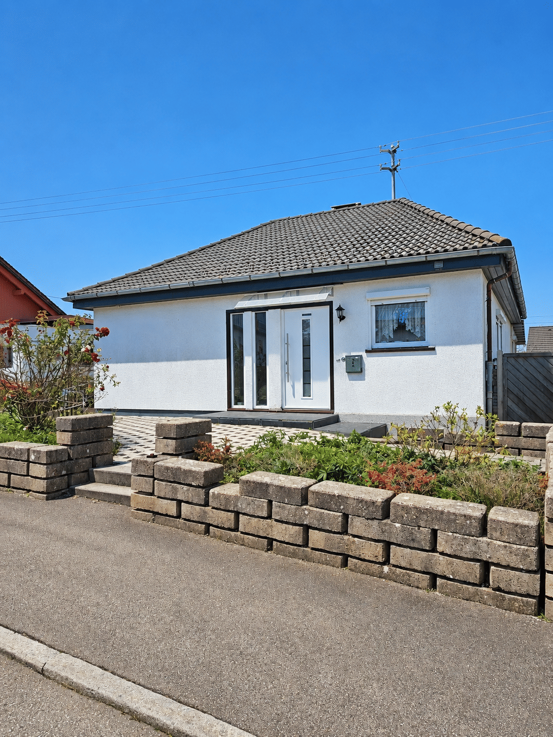 Freistehender Bungalow mit Doppelgarage und Carport in Königsheim, 78598 Königsheim