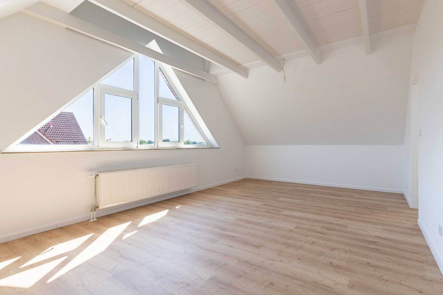 1 -Zimmer-Dachgeschosswohnung – modernisiert und energetisch zukunftsorientiert!, 26725 Emden