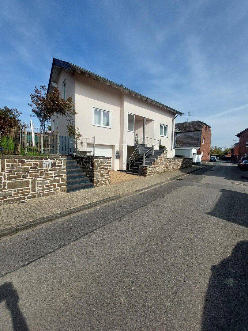 Einfamilienhaus mit Wintergarten ;Terrasse; Garten und Garage. !!(Preis Verhandelbar), 52499 Baesweiler