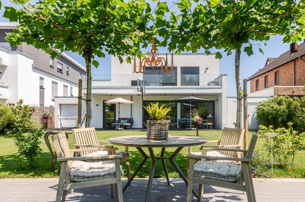 Ein- bis Dreifamilienhaus im Bauhausstil im Zentrum von Langenfeld * Baujahr 2020 * ca. 295 m² Wohnfläche, 40764 Langenfeld (Rhld.)