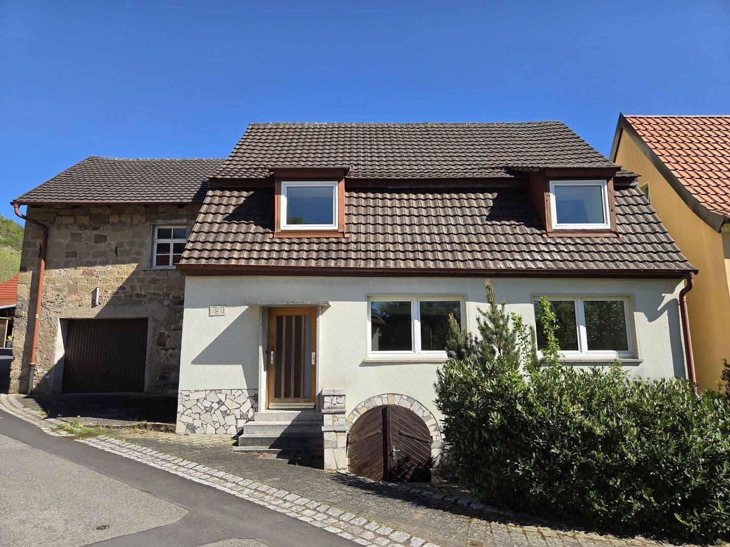 Einfamilienhaus (Wfl. ca. 190 m²) mit großem Nebengebäude und Garten im Winzerdorf Ziegelanger, 97475 Zeil a. Main (Zeil)